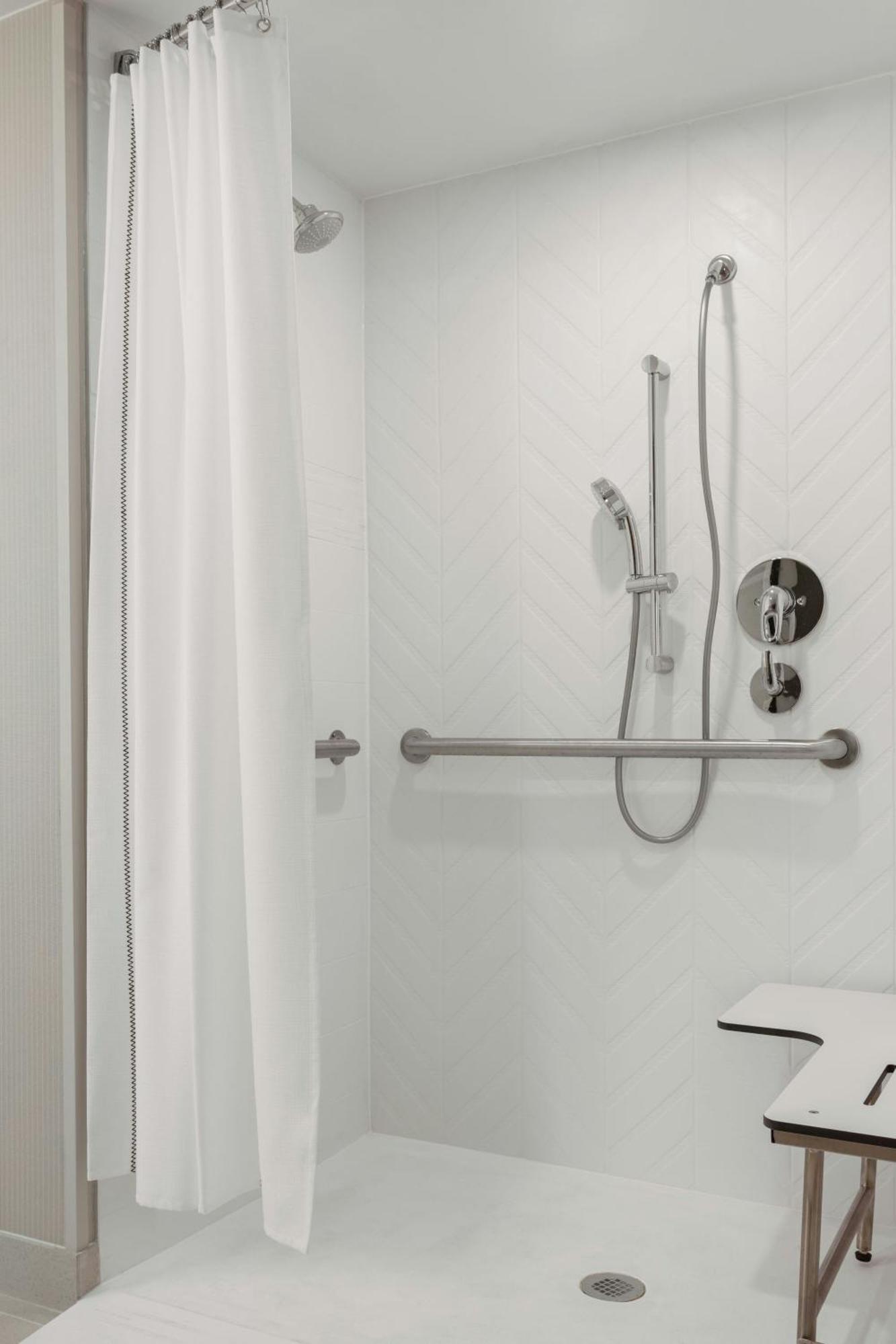 Delta Hotels By Marriott Indianapolis Airport Bagian luar foto