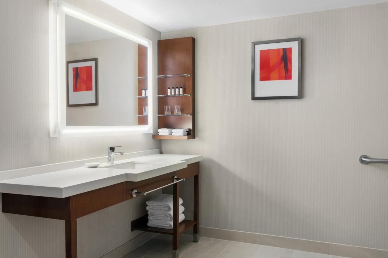 Delta Hotels By Marriott Indianapolis Airport Bagian luar foto