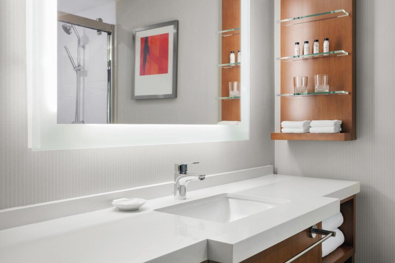 Delta Hotels By Marriott Indianapolis Airport Bagian luar foto